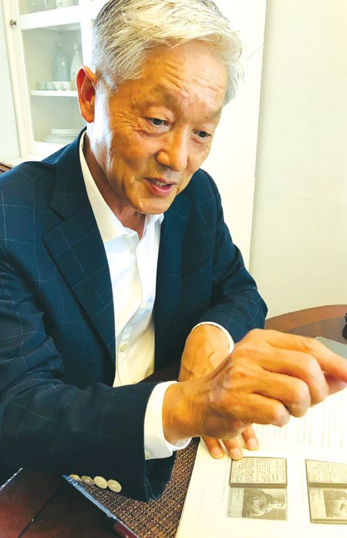 한우성 재외동포재단 전 이사장이 임시정부 첫 비행장교였던 박희성과 이용근의 비행자격증을 설명하고 있다. 김형재 기자