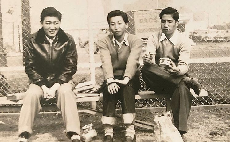 고교 시절 민병수 변호사가 총영사관 공용차량이었던 닷지(Dodge) 위에서 기념 촬영했다. 아래는 민 변호사(중간)와 장병조 판사(오른쪽)의 모습.     [사진제공 = 민병수 변호사] 