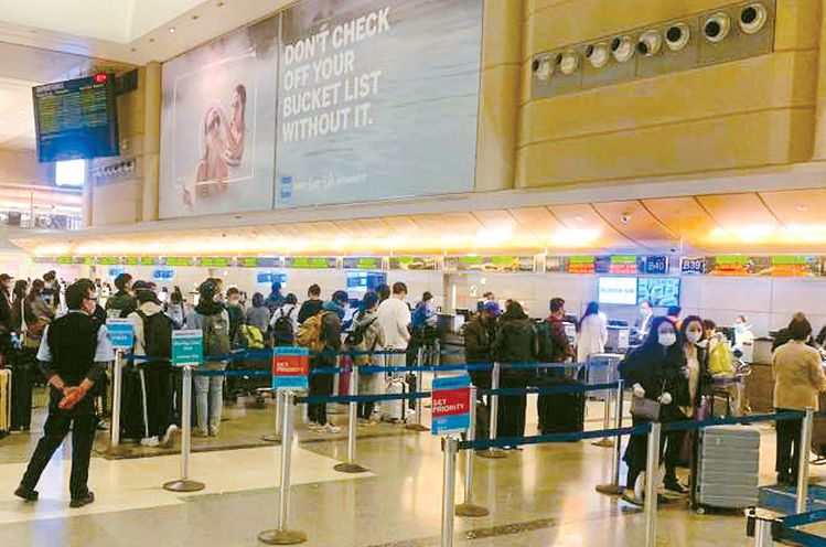 한국은 비교적 안전하다고 평가 때문에 방문객들은 꾸준하게 이어지고 있는 것으로 나타났다. LA국제공항의 대한항공 인천행 탑승수속장 모습. [대한항공 제공]