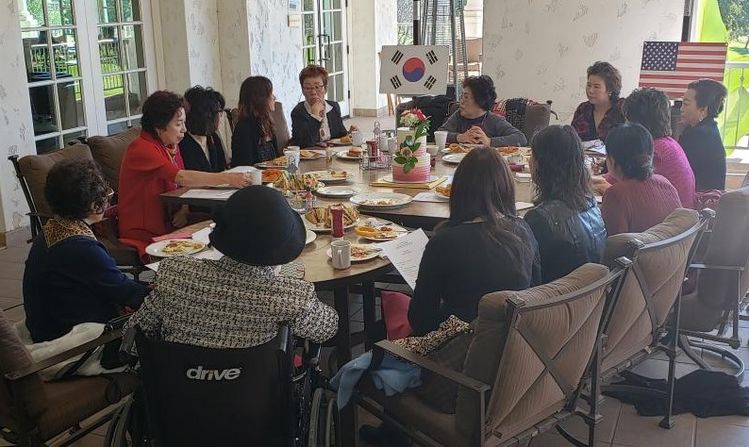 정기모임을 갖고 사업계획을 논의하고 있는 OC코윈 회원들.