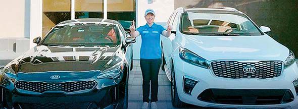 지난해 말 기아자동차 홀인원과 우승으로 받은 2대의 자동차 앞에서 포즈를 취한 지은희. [LPGA 홈페이지]