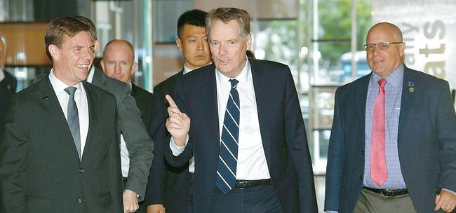 로버트 라이트하이저(가운데) 무역대표부(USTR) 대표가 지난달 30일 중국 베이징에 있는 한 호텔에 도착하고 있다. 라이트하이저 대표와 스티븐 므누신 재무장관이 이끄는 미국 협상단은 중국과 고위급 무역협상을 재개하기 위해 이날 베이징에 도착했다.