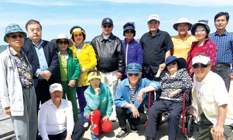 해외기독교문학협회가 지난 8일 롱아일랜드에서 해변 문학제를 개최한 후 함께 모여 기념 촬영을 했다. [사진 해외기독문학협회]