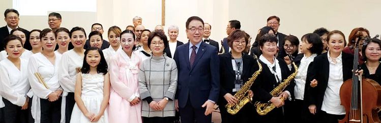 아가페 열방 찬양제가 끝난후 출연팀들과 교인들이 함께 모였다. [사진 아가페장로교회]