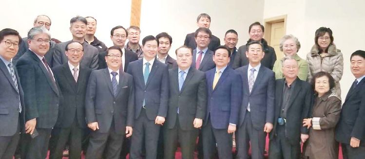 28일 플러싱에 있는 나무교회에서 열린 이단대책 세미나에 한인 목회자와 교계 지도자들이 참석, 이단대책에 대한 많은 관심을 보였다. 세미나가 끝난 후 강사와 목회자들이 함께 모였다.