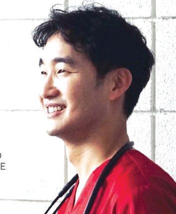 성동진 원장은 기본을 지키는 의료서비스로 시니어 환자들의 신망이 두텁다. 오랫동안 연구해 온 항산화물질을 활용해 만성 폐질환이나 기저질환을 가진 환자들을 치료하고 있다.