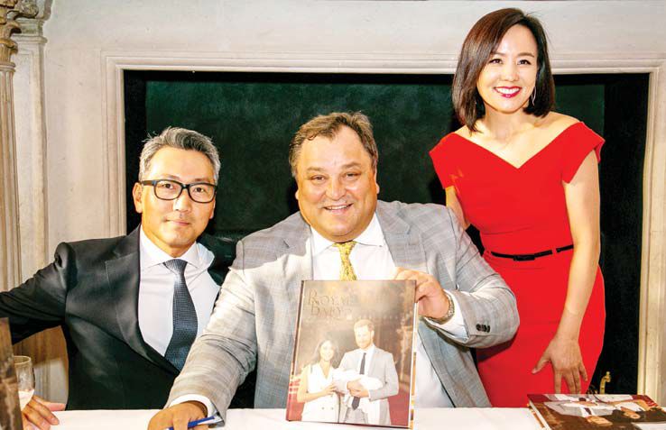 영국 왕실이 지난 4일 영국 '더 리츠 런던 호텔'에서 개최한 '우리의 왕실 아이(Our Royal Baby)' 출판기념회에 참석한 '이모가' 김기준 대표(왼쪽)와 정회정 디렉터(오른쪽)가 저자인 로버트 잡슨과 자리를 함께했다. [사진 이모가]
