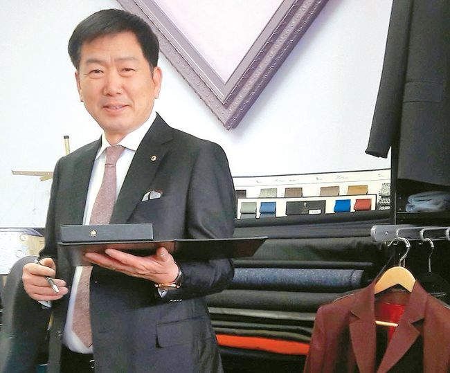 고객 만족 서비스와 온라인 마케팅으로 코로나 사태를 극복해 나가고 있다고 밝힌 골드핑거 테일러의 김병호 대표. [골드핑거 테일러 제공] 