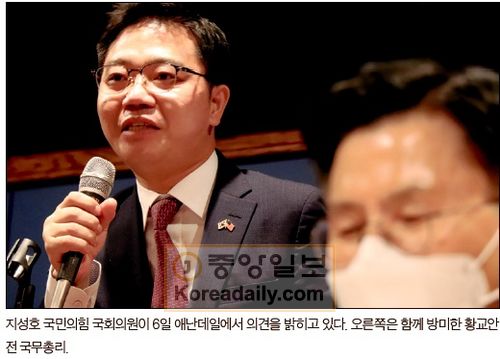 지성호 국민의힘 국회의원이 6일 버지니아주 애난데일에서 의견을 밝히고 있다. 오른쪽은 함께 방미한 황교안 전 국무총리.