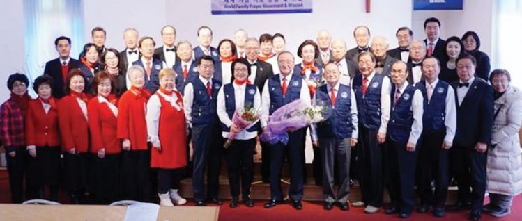 15일 뉴욕늘기쁜교회(담임목사 김홍석)에서 열린 '훼이스' 선교회 발족식이 끝난 후 선교회 임원들과 관계자들이 함께 모여 기념촬영을 했다.