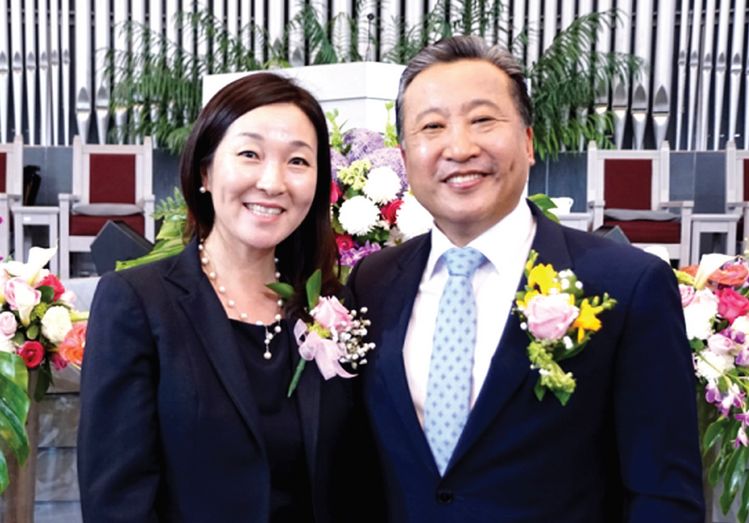 뉴욕장로교회 김학진 담임목사(오른쪽)가 교회 본당에서 김 그레이스 사모와 함께 포즈를 취했다. [사진 뉴욕장로교회]