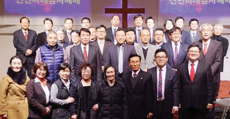 C&MA 한인총회 동부지역회 2019 신년하례 감사예배가 끝난 후 회원 교회 목사들이 함께 모였다. [사진 뉴욕 겟세마네교회]