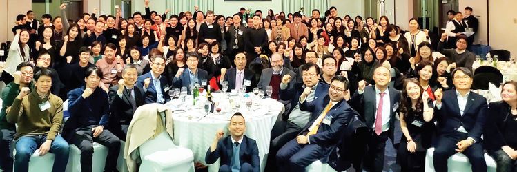 지난해 12월 20일 뉴저지주 포트리 더블트리호텔에서 열린 뉴욕.뉴저지 지역 송년회에서 아메리카 신한은행 임직원들이 다함께 '화이팅'을 외치고 있다.  [사진 아메리카 신한은행]