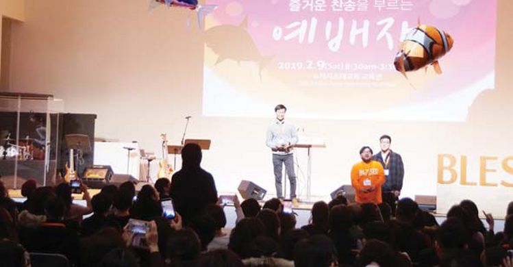뉴저지 초대교회가 주최한 제 7회 차세대 교사 교육 컨퍼런스에서 한 교사가 나와 청소년들의 종교 교육에 대해 설명하고 있다. [사진 뉴저지 초대교회]