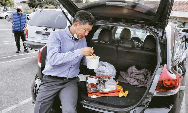 팬데믹 기간 식당 음식값이 인상되면서 직장인들이 점심값에 대한 부담이 적지 않다. 단 몇 불이라도 저렴하게 점심을 해결하기 위해 점심을 투고해 차나 사무실에서 먹는 한인도 늘고 있다. 김상진 기자 