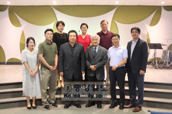 교회 음악 세미나 참석자들이 기념사진을 찍고 있다.