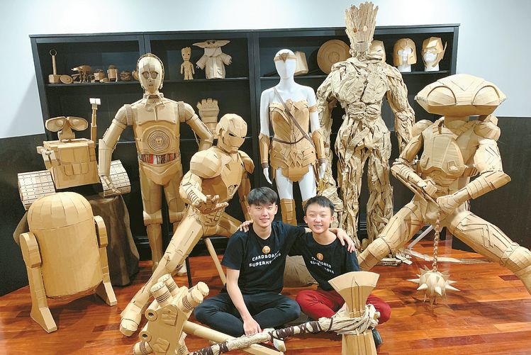 코너와 바우어 이 형제가 자신들이 판지로 제작한 R2D2·아이언맨·원더우먼 등의 만화 캐릭터들을 소개하고 있다.