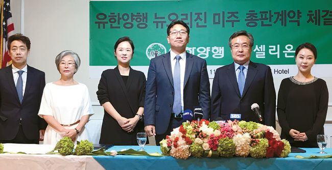 3일 열린 뉴 오리진 미주 총판계약식에서 셀리온의 김주영(오른쪽부터) 사장과 김창현 회장, 유한양행 뉴 오리진의 강종수 대표 등이 기념촬영을 하고 있다.