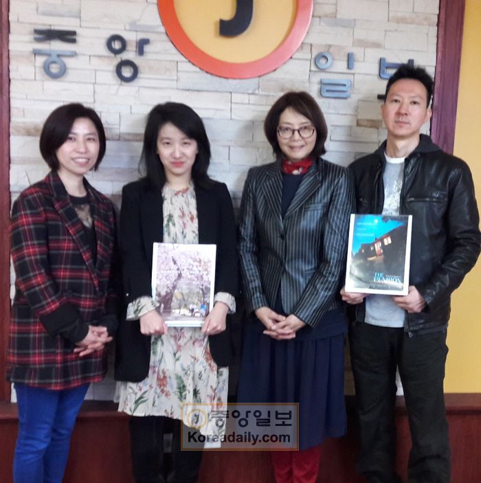 아시안 팝 업 시네마에 출품된 영화 “펜션”과 “막다른 골목의 추억” 소개를 위해17일 시카고 중앙일보를 찾은 이은경 PD(사진 왼쪽부터), 최현영 감독, 소피아 웡 아시안 팝 업 시네마 대표 그리고 정허덕재 감독.