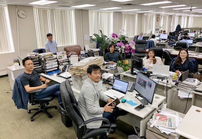 사회부는 한인사회의 눈과 귀가 되고자 한다. 보고 듣는 것은 모두 취재를 거쳐 지면에 실린다. (맨 오른쪽부터 시계 방향) 장수아, 황상호, 장열, 정구현(데스크), 김형재, 홍희정 등 6명의 기자가 활동하고 있다. 김상진 기자