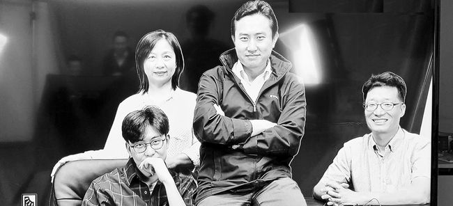 뉴미디어 시대를 선도하는 전략-디지털부의 김준우.최주미.원용석 데스크.봉화식 기자(왼쪽부터)가 스튜디오에서 포즈를 취하고 있다. 김상진 기자