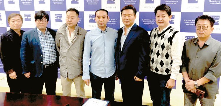 한인의류협회가 차기 회장을 선출했지만 협회 운영이 쉽지 않을 것이라는 전망이 나오고 있다. 회장 당선 후 기념촬영을 하는데 시선은 모두 제각각이다.