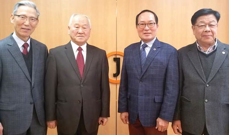 뉴욕장로성가단 제 23회기 신임 임원진이 10일 본사를 방문했다. 장로성가단 김주명(홍보담당)·정권식(부단장)·김재관(단장)·송윤섭(총무)장로가 함께 포즈를 취했다.(왼쪽부터)