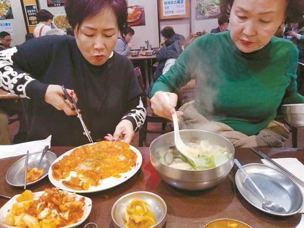 비가 계속 이어지면서 따끈한 국물류 등이 인기다. 한 칼국수 전문점을 찾은 고객들이 칼국수와 김치전을 먹고 있다.