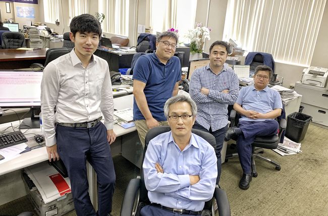 경제부는 최근 새내기가 들어와 활력소가 되고 있다. 데스크를 맡고 있는 김동필(가운데) 국장부터 시계방향으로 강세돈 수습기자, 진성철 차장, 류정일 부장, 김병일 부장이다. 김상진 기자