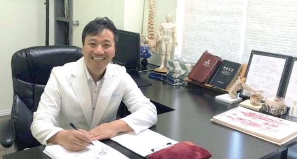 북경 한방병원 김희철원장은 정통 중의학 박사출신 으로 환자별 맞춤진료를 하고 있다. 정확한 진단과 오랜 내공으로 다진 침술로 치료한다.