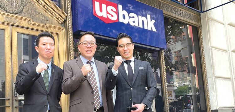 US뱅크가 올림픽/피게로아 지점(710 W Olympic Blvd. LA)을 한인 타겟 지점으로 정하는 등 한인 비즈니스 뱅킹 공략에 나섰다. 전담 팀을 이끄는 자니 전(가운데) 매니저와 조나 이(왼쪽) 컨설턴트와 존 최 스페셜리스트가 최적의 서비스 제공을 다짐하고 있다.