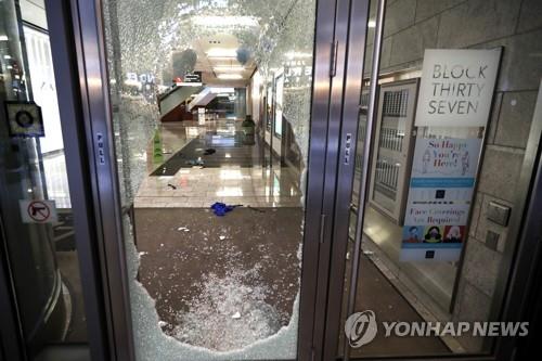폭도들에 의해 산산히 부서진 시카고 쇼핑몰 출입문 [AP=연합뉴스]
