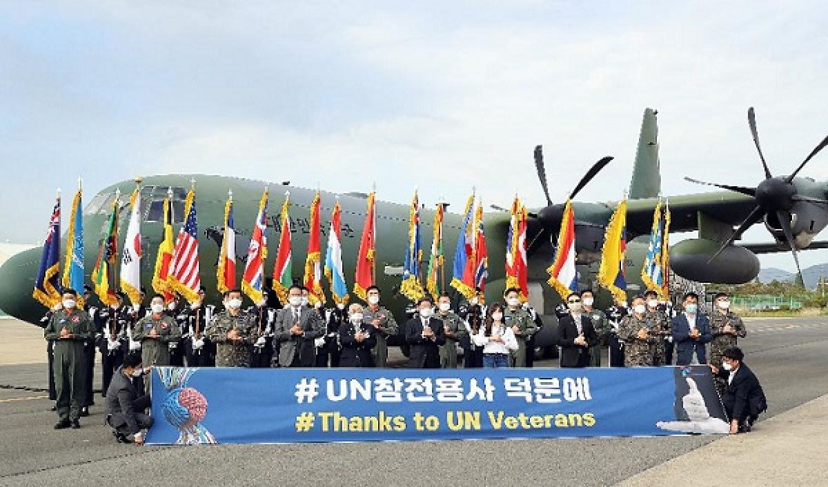 6·25전쟁 22개국 유엔참전국 마스크 지원 수송행사가 열린 5월 8일 김해국제공항에서 참석자 전원이 덕분에 챌린지 참여를 위해 수송기 앞에서 수어 동작 기념촬영을 하고 있다.(사진=국가보훈처)