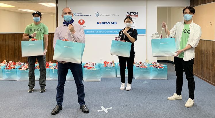 이날 오전 직접 만든 식료품 가방을 들어 보이는 미치 오패럴 시의원(왼쪽에서 두 번째)과 KYCC 관계자들. [대한항공 제공]