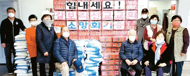 갈보리선교교회소망회 회원들이 오는 16일 저소득층 이웃에게 쌀과 라면 등을 나눠줄 준비를 하고 있다. 왼쪽에서 네번째가 김경용 회장. [소망회 제공]