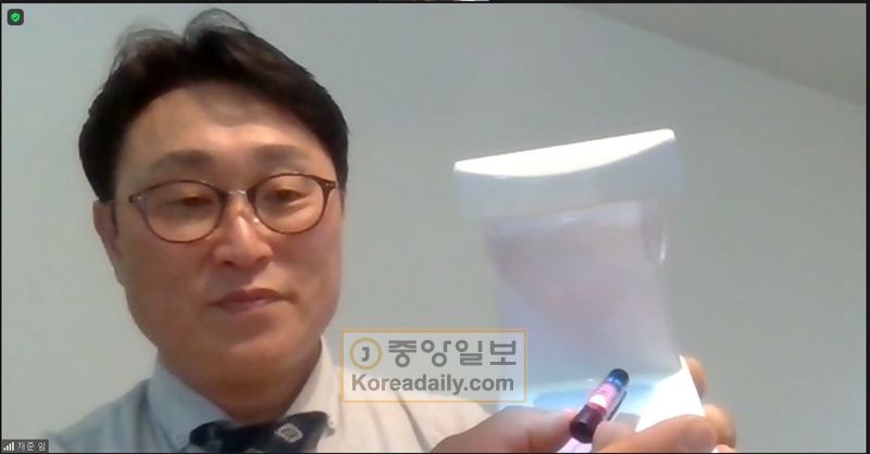 지난 16일 임재준 본부장이 온라인 화상 플랫폼 줌에서 리얼타임메디체크의 백신 전용 큐알(QR) 코드 인식기를 시연해보이고 있다.