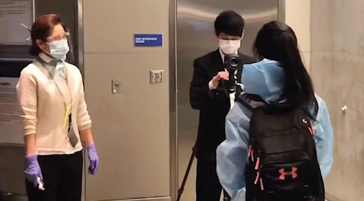 LA국제공항에서 대한항공 직원들이 인천행 탑승객들을 대상으로 발열 검사를 하고 있다. [대한항공 제공]