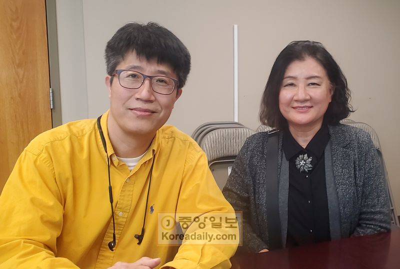 ‘아사동’ 설립자 폴 황(왼쪽)씨가 회원인 본사 전형미(동호회 닉네임 ‘레일라’) 차장과 함께 아사동을 소개하고 있다. 레일라님은 올해 1월 1일자 본지 신년호 1면에 게재된 일출 사진의 주인공이기도 하다.