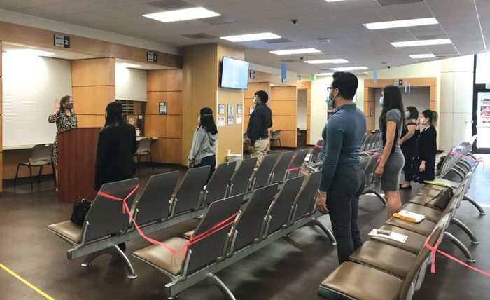 시민권 시험이 한층 어려워졌다. 코로나로 최근 선서식이 달라지면서 이민국직원이 선서를 받아주는 모습.[USCIS 제공]