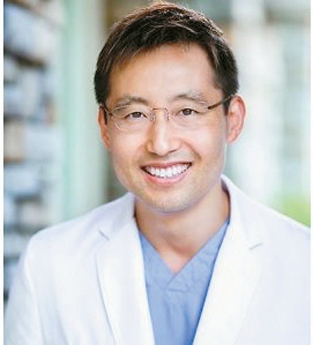 케네스 김 원장은 최신 수술기법으로 성형수술을 해 여성고객들의 호평을 받고 있다. '해부학을 아는 성형외과 보드 전문의'로 출혈과 통증을 줄여주는 수술법으로 시술한다.