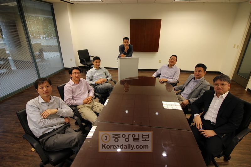 LEK 파트너스 조지아 오피스 직원들이 둘루스 오피스 회의실에서 한자리에 모였다.