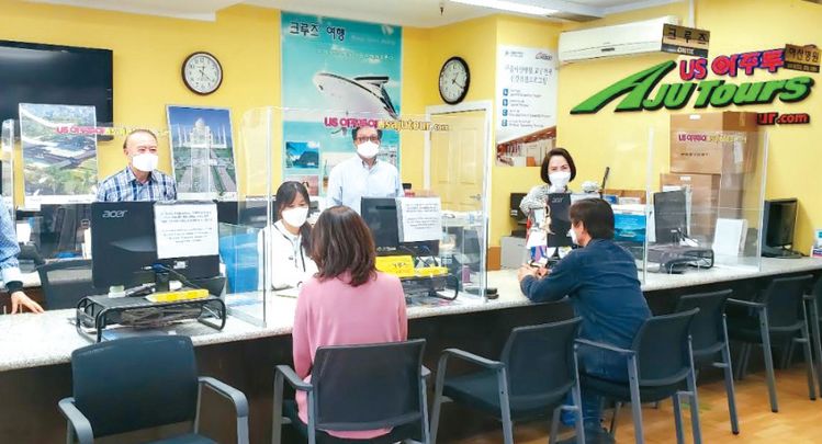 US아주투어가 로컬투어를 5월10일부터 재개한다. 백신 접종자들을 대상으로 미 서부 대표관광코스 5곳을 각각 여행하는 상품을 모객 중이다. 웨스턴길에 위치한 US아주투어 오피스에도 고객들의 문의가 이어지고 있다.