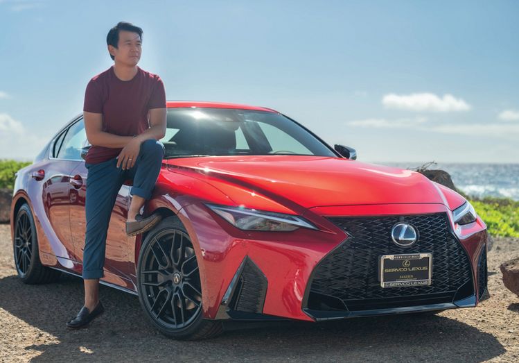 ‘2021 Lexus IS F SPORT’를 운전하며 설맞이 선물 고민을 해결하는 에피소드에 출연한 ‘크레이지 리치 아시안’의 스타 로니 쳉. [사진 렉서스]