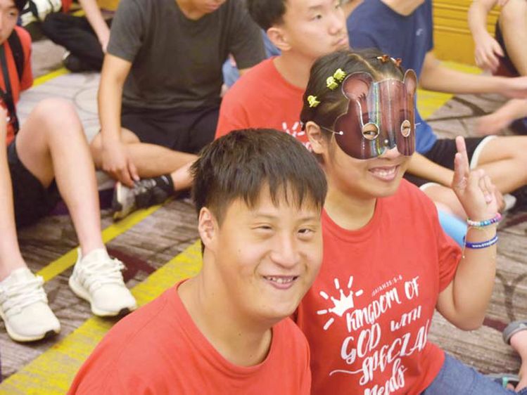 뉴저지 밀알선교단장 강원호 목사를 비롯한 봉사자들이 미 동.중부지역에서 장애인 600여 명이 참여하는 밀알 캠프 준비로 요즘 한창 바쁜 나날을 보내고 있다. 밀알선교단에서 즐거운 한 때를 보내고 있는 장애인들. [사진 뉴저지밀알선교단]