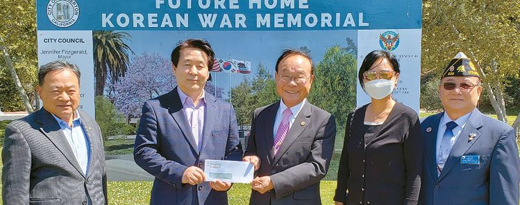 지난 3일 풀러턴 힐크레스트 공원에서 이기욱(왼쪽 두 번째부터) GSA 항공산업 대표가 노명수 회장에게 수표를 건네고 있다. 왼쪽 끝은 건립위 박동우 사무총장, 두 사람 건너 써니 박 부에나파크 부시장, 토니 박 건립위 위원.[건립위 제공]
