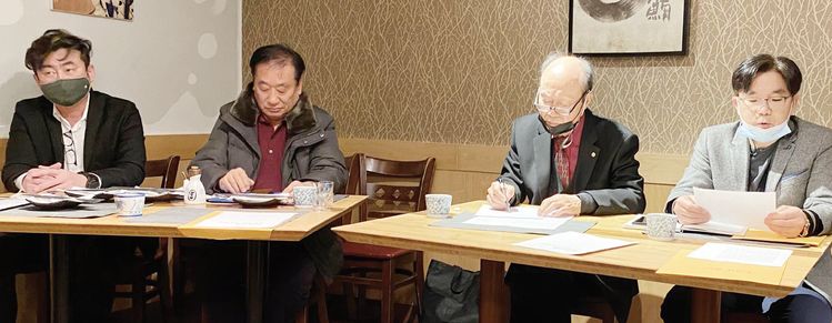 뉴욕한인건설협회 전직 회장단과 17대 이사진.집행부는 27일 기자회견을 열고 “협회를 정상화하겠다”고 밝혔다. 왼쪽부터 권치욱·이강연·민경원 전 회장, 서영교 이사장.