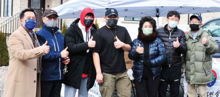 뉴저지한인상록회(회장 차영자·오른쪽 세 번째)는 18일 팰팍 브링크호프 스트리트에 위치한 상록회관 주차장에서 ‘수상한 포차’(대표 스카이 박)가 협찬한 100명분의 점심을 한인 시니어들에게 배포했다. 왼쪽은 행사를 주선한 폴 김 시의원.  [뉴저지한인상록회]