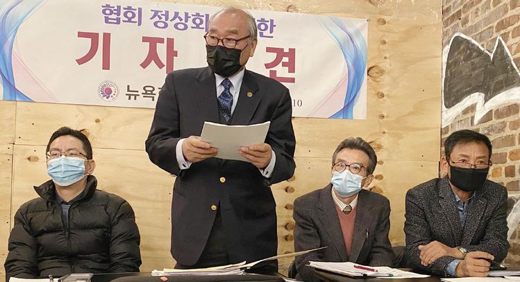 뉴욕한인건설협회 박희식 초대 회장(왼쪽 두 번째)이 건설협 내분 사태에 유감을 표하고 정상화 방안을 제안하고 있다. 오른쪽부터 김영진 18대 이사장, 류경석 18대 회장. [뉴욕한인건설협회]