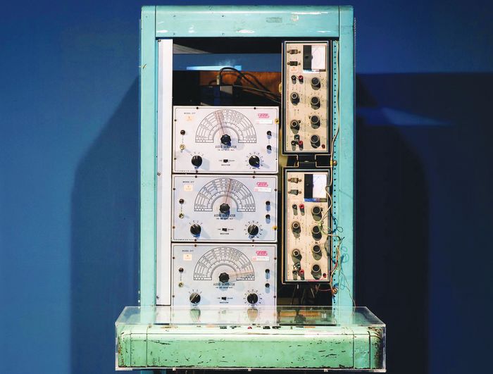 백남준 | 아베 슈야, ‘백-아베 비디오 신디사이저’, 1969~1972, CRT TV 모니터 2대, 에나멜 코일 2개, 폐쇄회로 카메라 2대, 앰프 1대, 신호 발생기 5대, 컨트롤 보드, 168×64×114 cm, 경기문화재단 백남준 아트센터, 소장품 번호 018
