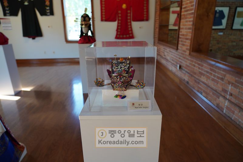 한복 전시회 1관에 전시된 화관.
